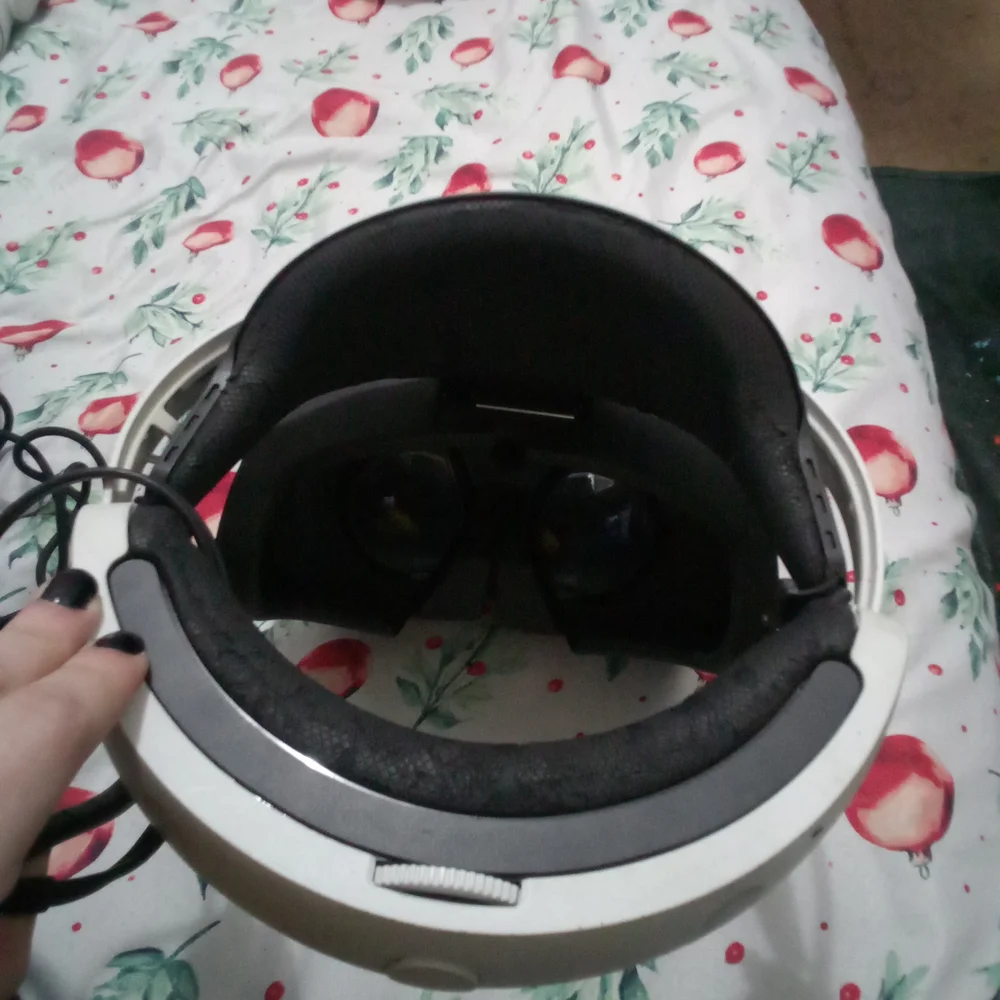 PS4 VR Headset And Controllers